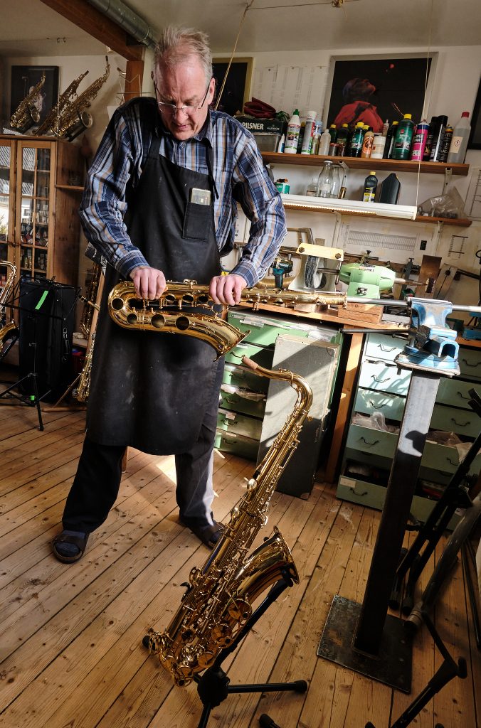 Henrik Møller klargør en brugt saxofon, så det fungerer og lyder optimalt. Så en ny ejer og saxofonist kan få fuld værdi ved køb af denne brugte saxofon