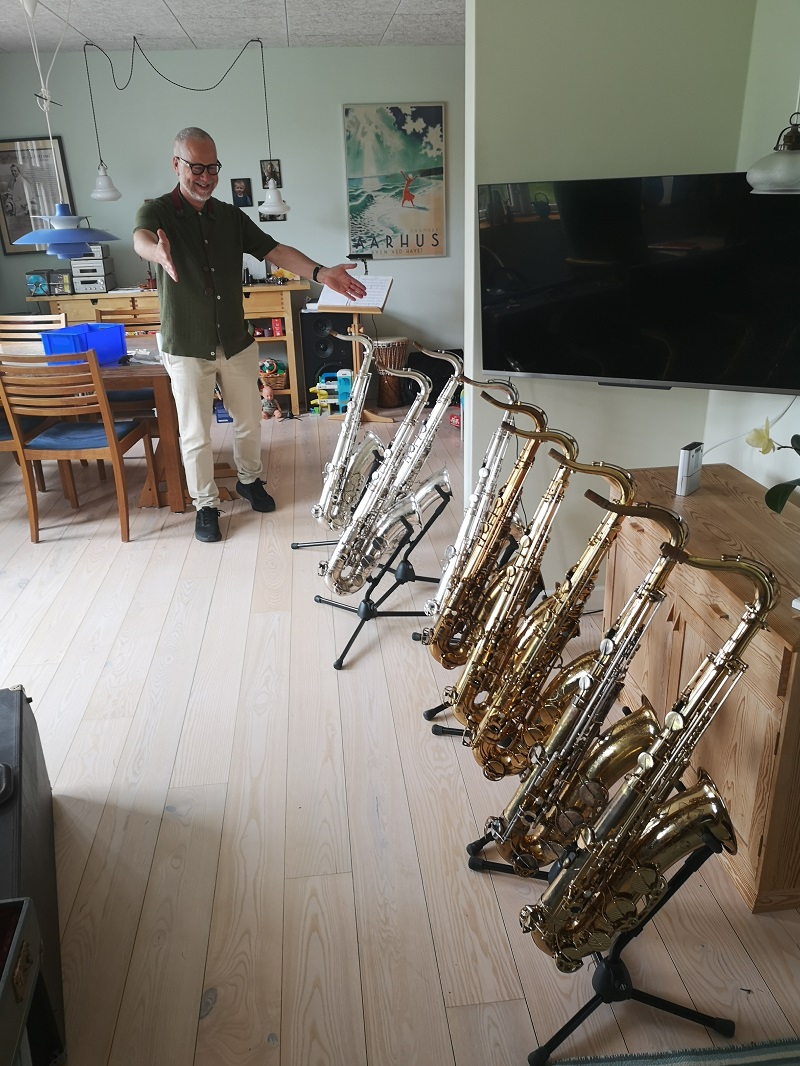 Hans Ulrik prøver saxofoner i Saxofonværkstedet