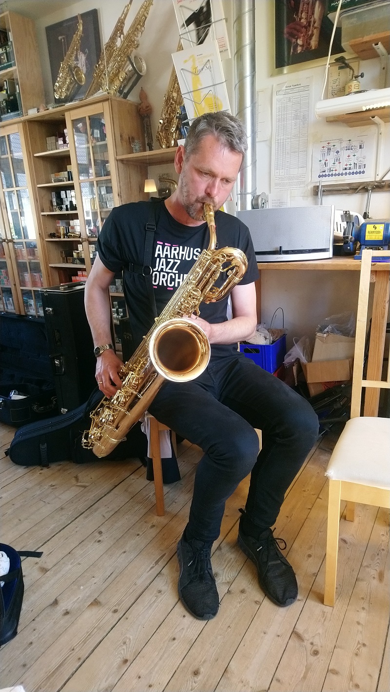 Michael Olsen prøver Yanagisawa B-WO20, der er en barytonsaxofon