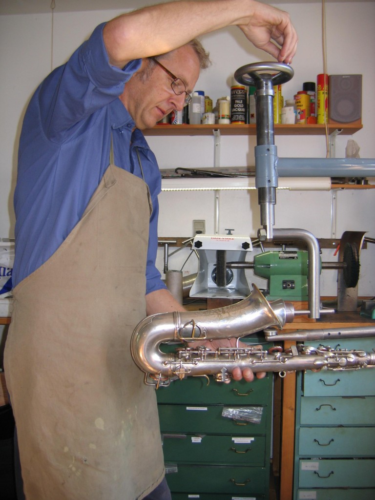 Klargøring af saxofon på værkstedet