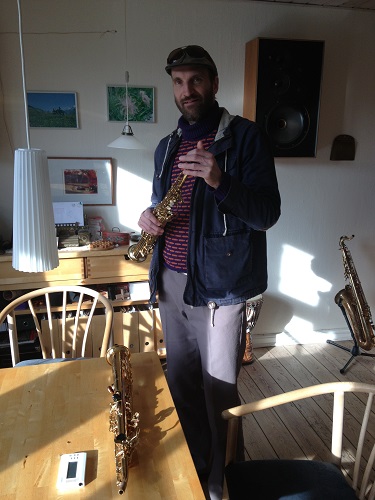 Jan Kaspersen prøver en sopransaxofon hos Henrik Møller i Saxofonværkstedet.
